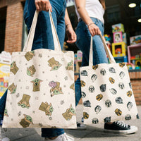 Shopping bag in cotone e polyestere di Star Wars The Mandalorian. La bag è disponibile in due fantasie: con il personaggio Darth Vader e con il personaggio Grogu.