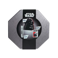 Scatola in latta contenente un kit di Star Wars. 
Il kit comprende: notebook, badge, laccetto per badge.