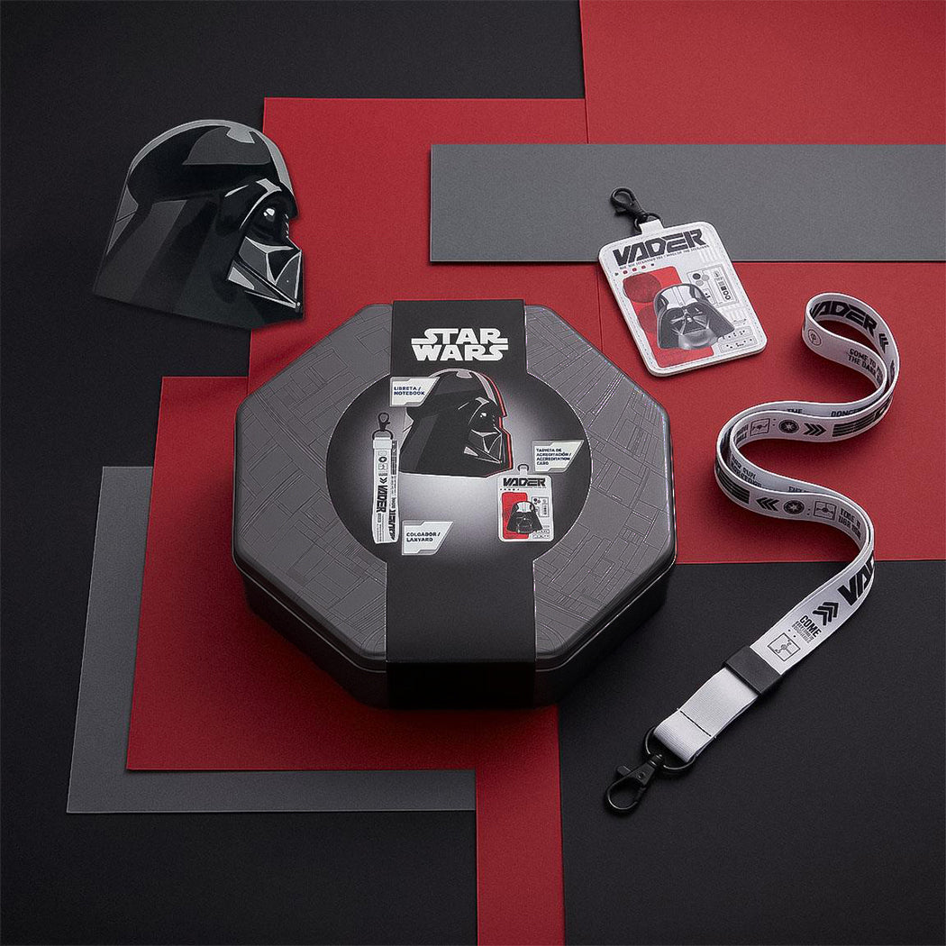 Scatola in latta contenente un kit di Star Wars. 
Il kit comprende: notebook, badge, laccetto per badge.