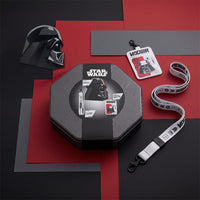 Scatola in latta contenente un kit di Star Wars. 
Il kit comprende: notebook, badge, laccetto per badge.