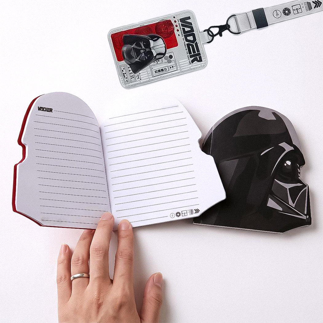 Scatola in latta contenente un kit di Star Wars. 
Il kit comprende: notebook, badge, laccetto per badge.