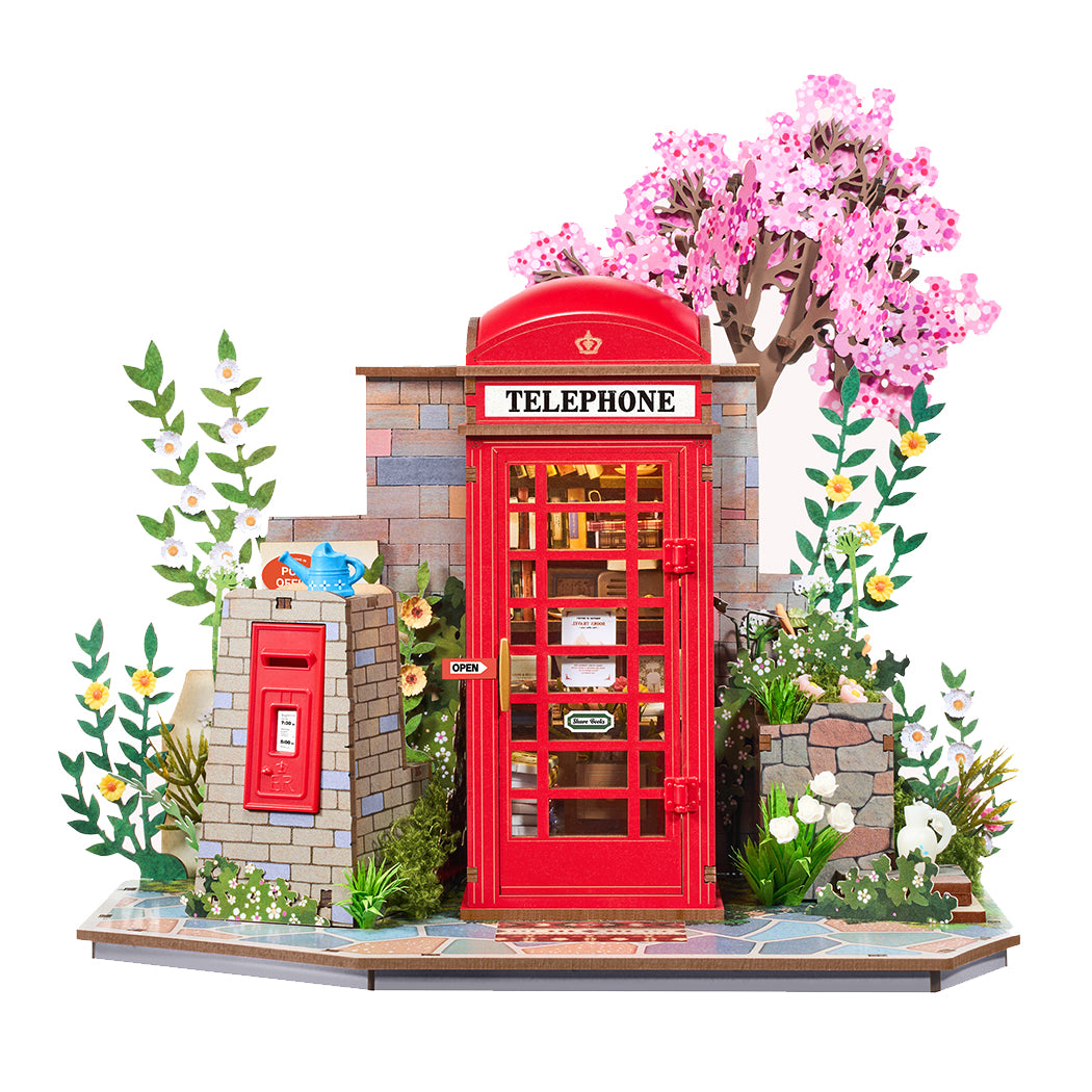 Puzzle in 3d che riproduce in miniatura una cabina telefonica inglese.