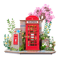 Puzzle in 3d che riproduce in miniatura una cabina telefonica inglese.
