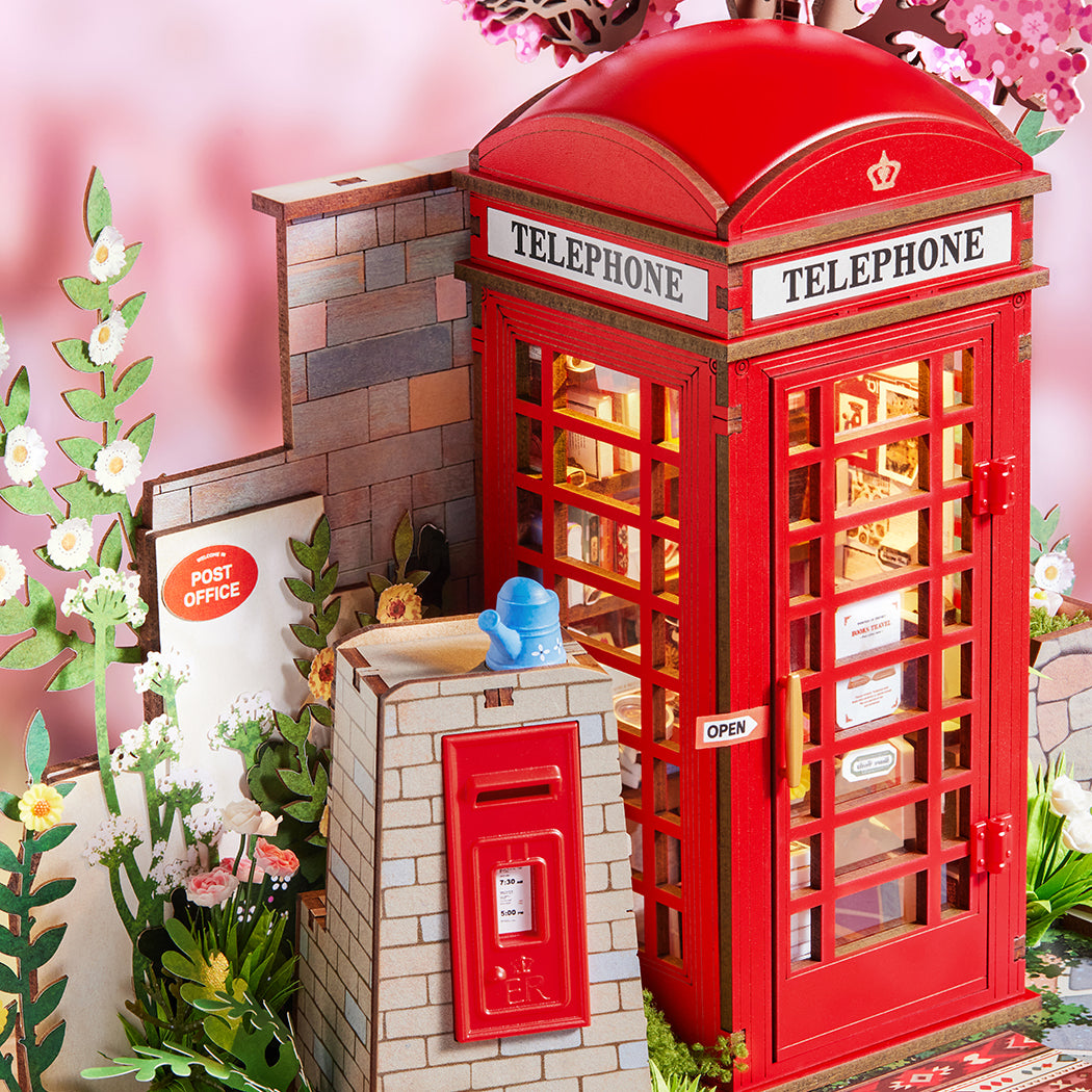 Puzzle in 3d che riproduce in miniatura una cabina telefonica inglese.
