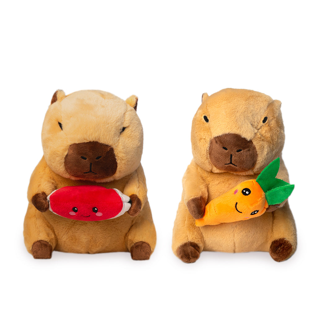 Plush super fluffy a forma di capibara.
Il plush è disponibile in 2 varianti: con carota e con anguria.
