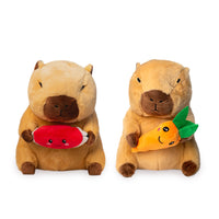 Plush super fluffy a forma di capibara.
Il plush è disponibile in 2 varianti: con carota e con anguria.