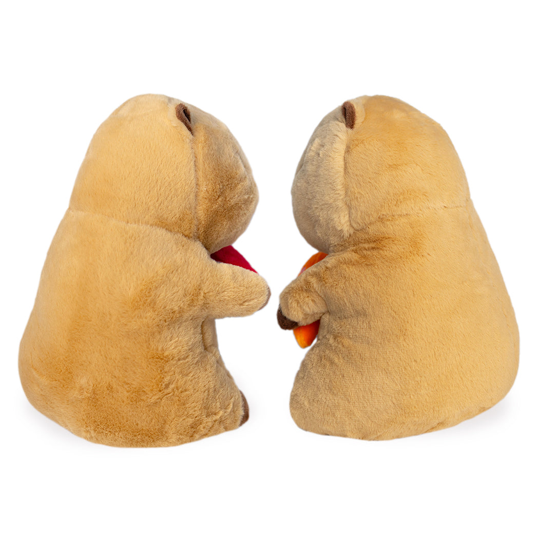 Plush super fluffy a forma di capibara.
Il plush è disponibile in 2 varianti: con carota e con anguria.