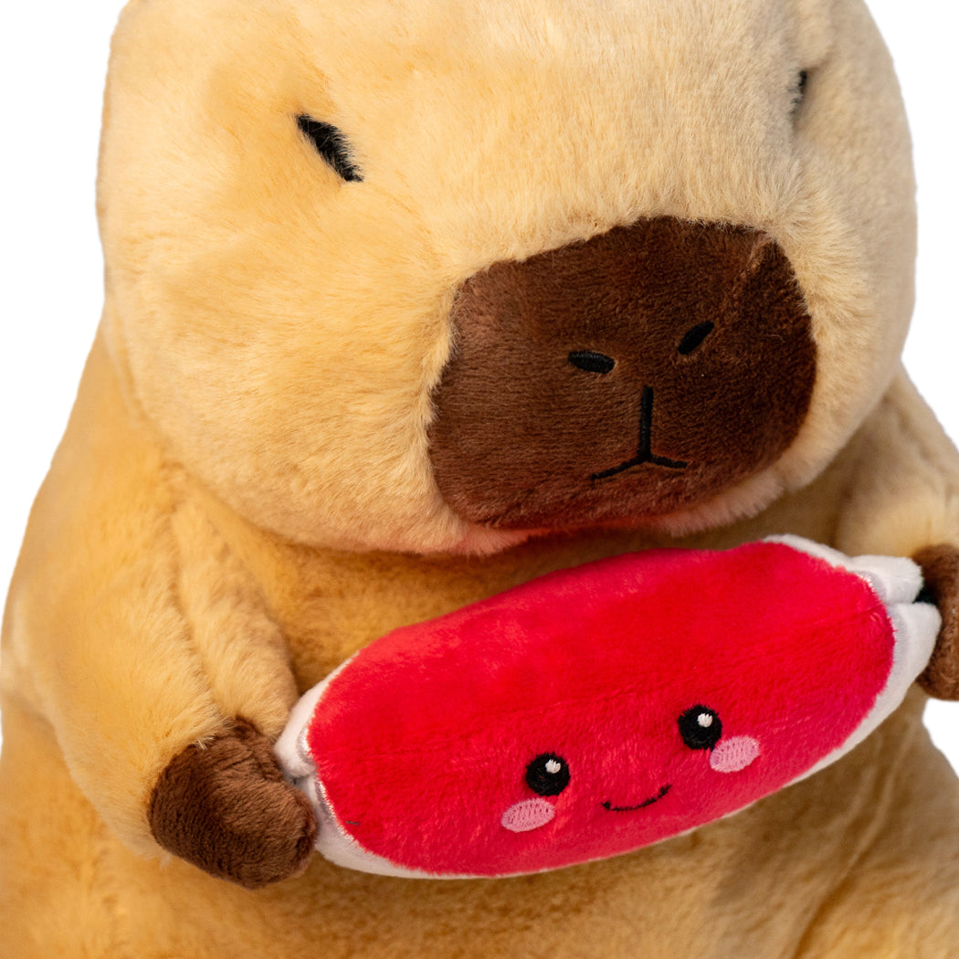 Plush super fluffy a forma di capibara.
Il plush è disponibile in 2 varianti: con carota e con anguria.