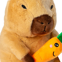 Plush super fluffy a forma di capibara.
Il plush è disponibile in 2 varianti: con carota e con anguria.