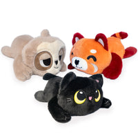 Plush super fluffy a forma di animaletto sdraiato. Il plush è disponibile in 3 varianti: gatto nero, volpe, bradipo