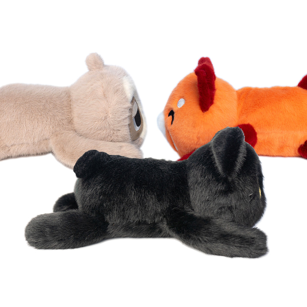 Plush super fluffy a forma di animaletto sdraiato. Il plush è disponibile in 3 varianti: gatto nero, volpe, bradipo