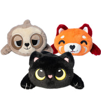 Plush super fluffy a forma di animaletto sdraiato. Il plush è disponibile in 3 varianti: gatto nero, volpe, bradipo