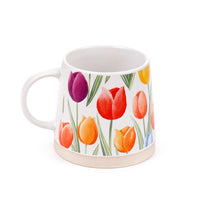 Tazza in ceramica con tulipani.