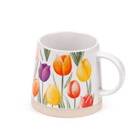 Tazza in ceramica con tulipani.