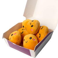 Box con 6 piccoli peluche a forma di chicken nuggets.