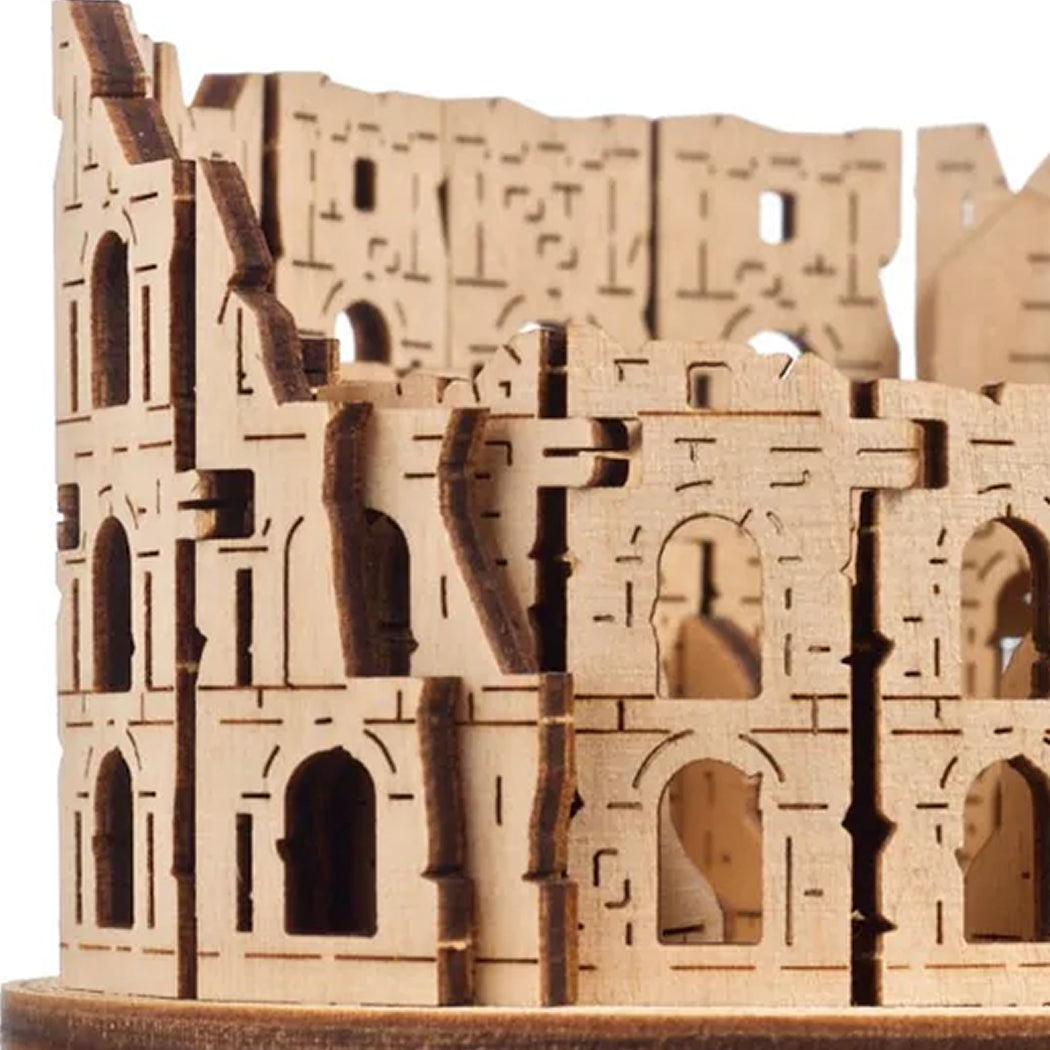 Modellino in legno 3d che riproduce il Colosseo di Roma.