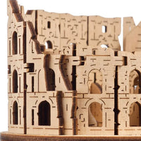 Modellino in legno 3d che riproduce il Colosseo di Roma.