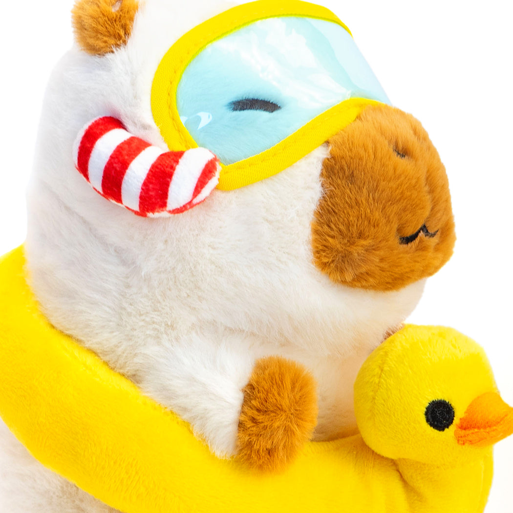 Plush a forma di capibara disponibile con salvagente a forma di fenicottero, con polipetto sulla testa, con maschera.