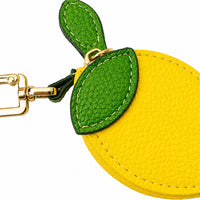 Portachiavi a forma di limone. Ha una piccola tasca richiudibile con zip.