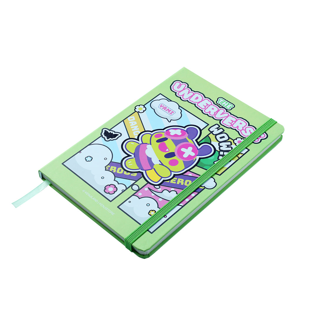 Notebook formato A5 a righe con copertina rigida e chiusura con elastico con il personaggio Yami della serie The Underverse.