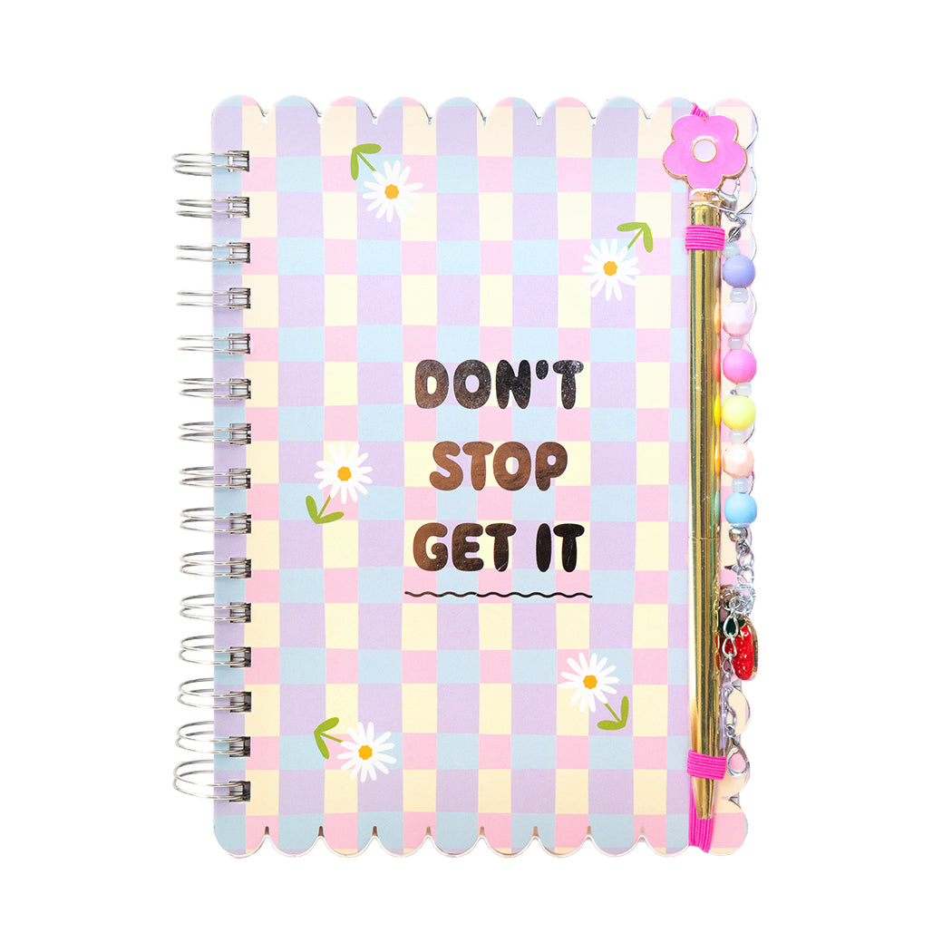 Notebook con penna e charm aesthetic.