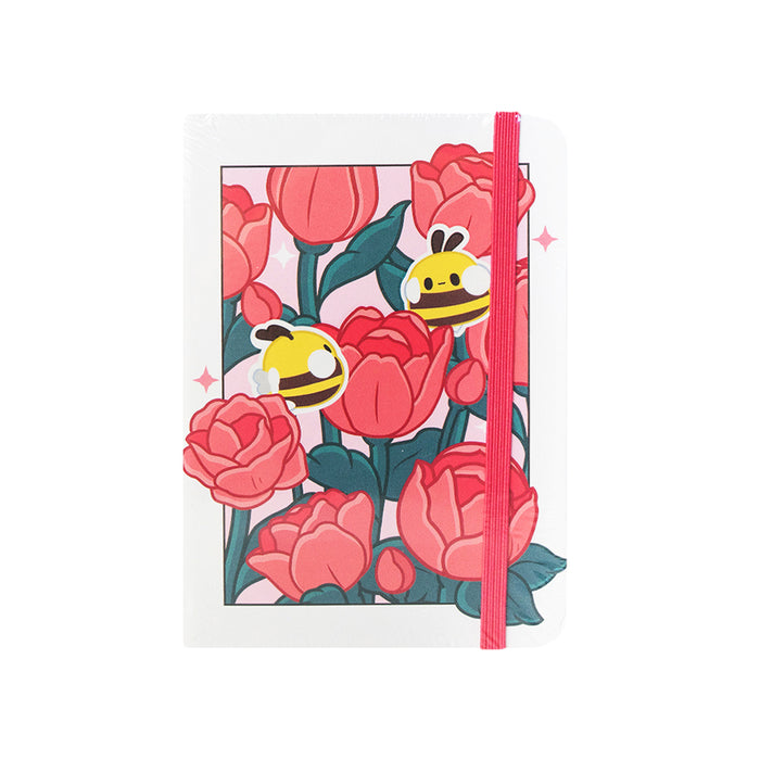 Notebook  formato A6 con copertina rigida e chiusura ad elastico.
Sulla copertina e sul retro sono disegnate delle rose e delle apette.