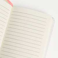 Notebook  formato A6 con copertina rigida e chiusura ad elastico.
Sulla copertina e sul retro sono disegnate delle rose e delle apette.