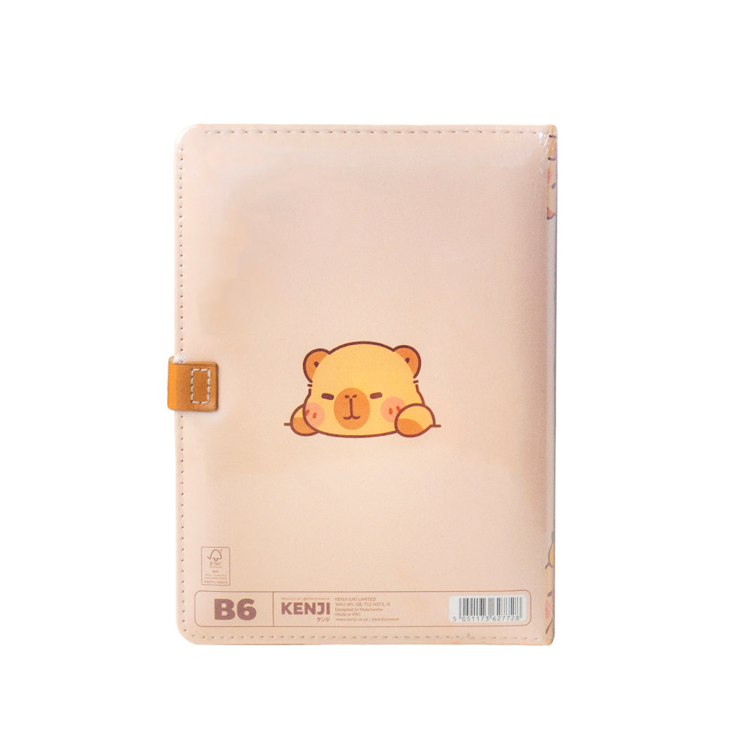 Notebook dal design a forma di capibara con copertina soft touch e una pratica chiusura magnetica.