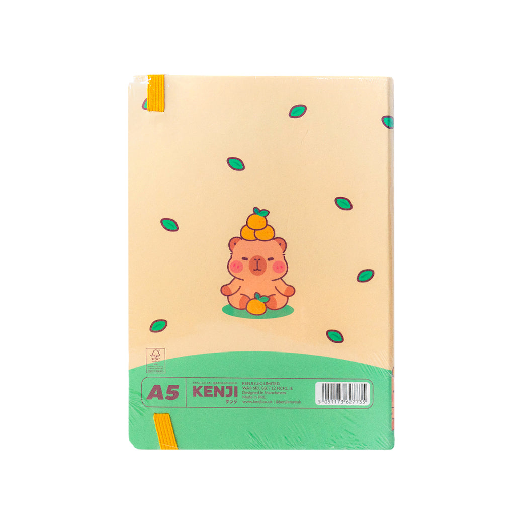Notebook  formato A6 con copertina rigida e chiusura ad elastico.
Sulla copertina e sul retro è disegnato un capibara.