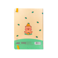 Notebook  formato A6 con copertina rigida e chiusura ad elastico.
Sulla copertina e sul retro è disegnato un capibara.