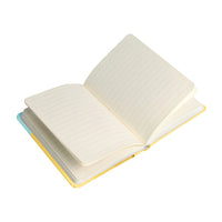 Notebook  formato A6 con copertina rigida e chiusura ad elastico.
Sulla copertina e sul retro è disegnato un capibara.