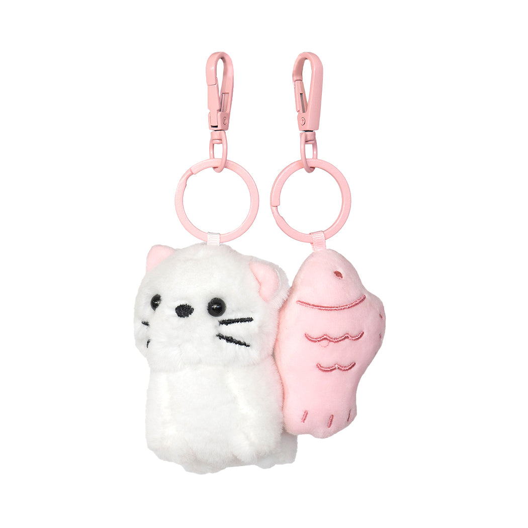 Portachiavi plush duo a forma di gattino che tiene un pesciolino in bocca.