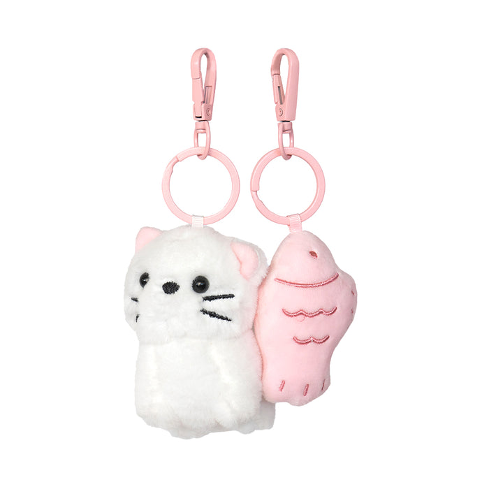 Portachiavi plush duo a forma di gattino che tiene un pesciolino in bocca.