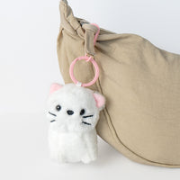 Portachiavi plush duo a forma di gattino che tiene un pesciolino in bocca.