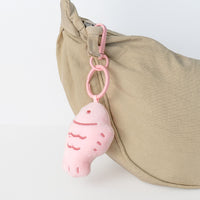 Portachiavi plush duo a forma di gattino che tiene un pesciolino in bocca.