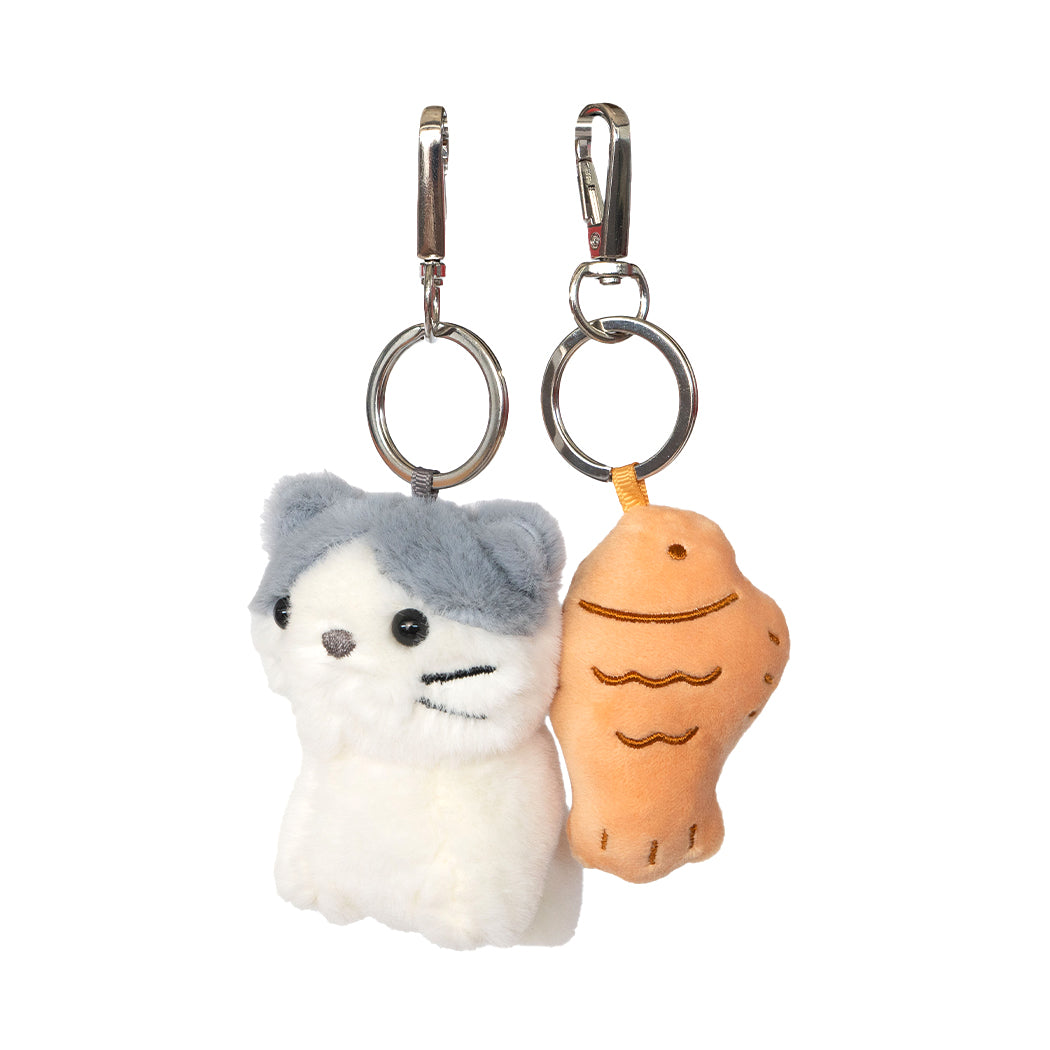 Portachiavi plush duo a forma di gattino che tiene un pesciolino in bocca.