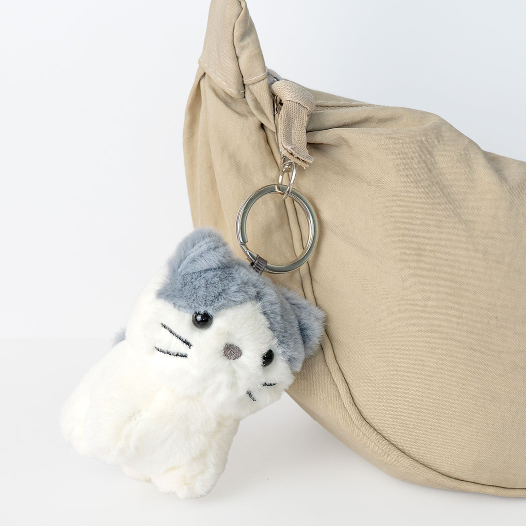 Portachiavi plush duo a forma di gattino che tiene un pesciolino in bocca.