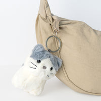 Portachiavi plush duo a forma di gattino che tiene un pesciolino in bocca.