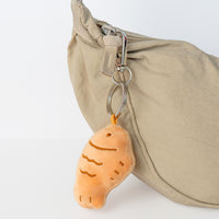 Portachiavi plush duo a forma di gattino che tiene un pesciolino in bocca.