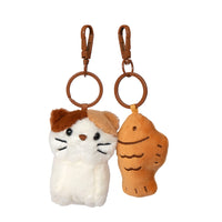 Portachiavi plush duo a forma di gattino che tiene un pesciolino in bocca.
