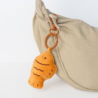Portachiavi plush duo a forma di gattino che tiene un pesciolino in bocca.