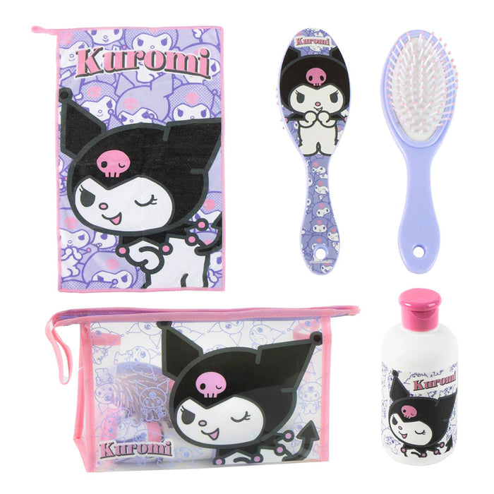Set da viaggio di Kuromi. Il set comprende un beauty case, una spazzola, un piccolo asciugamano e un flacone ricaricabile.